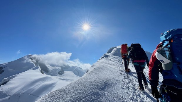 Gruppe mit Bergführer im Aufstieg zum Castor - Spaghettirunde Gruppe mit Bergführer im Aufstieg am Castor bei der Spaghettirunde