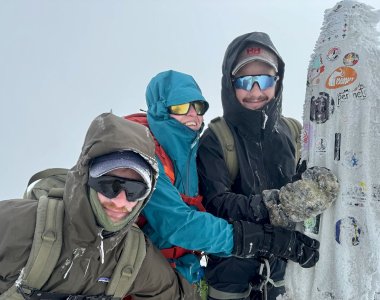 bergsteiger im schlechten wetter, gipfel gran paradiso