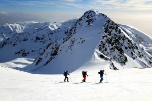 Skitouren Pyrenäen, 3 skitourengeher im aufstieg