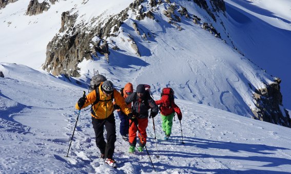 Aufstieg zum Aneto-Gipfel in den Pyrenäen: Geführte Skitour mit Seilschaft im hochalpinen Gelände, steiler Gipfelhang und winterliche Bedingungen.