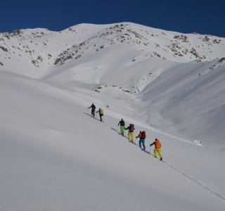 suusamyr valley, skitourengruppe im anstieg