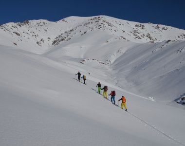 suusamyr valley, skitourengruppe im anstieg