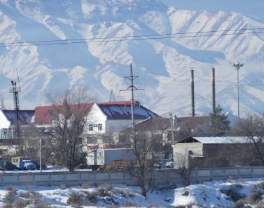 Kirgistan - industrieanlagen am tien shan highway