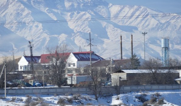 Kirgistan - industrieanlagen am tien shan highway