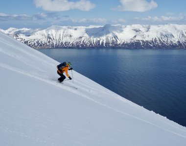 Eine Skitourenreise nach Island hinterlässt bleibende Eindrücke. Die Anreise von Reykjavik quer durch die Vulkaninsel bis hoch an die Fjorde des Nordens ist nur der Auftakt für eine Woche mit traumhaften Skiabfahrten und Aufstiegen direkt über dem blauen Meer.