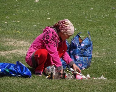 frau in kirgisistan beim waeschewaschen