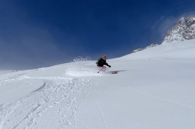 skifahrer im powder, skitouren dolomiten