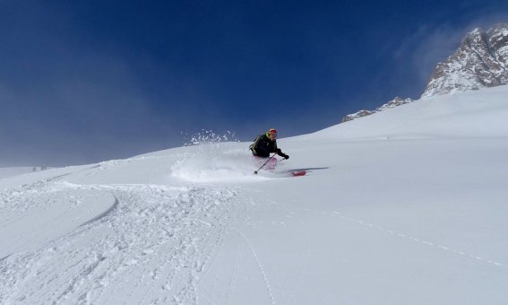 skifahrer im powder, skitouren dolomiten