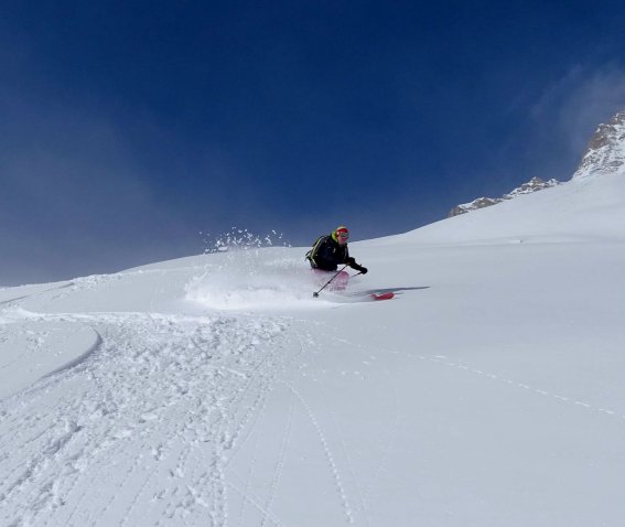 skifahrer im powder, skitouren dolomiten