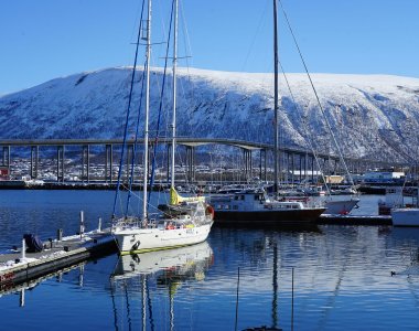 segelyachten im hafen, tromsø