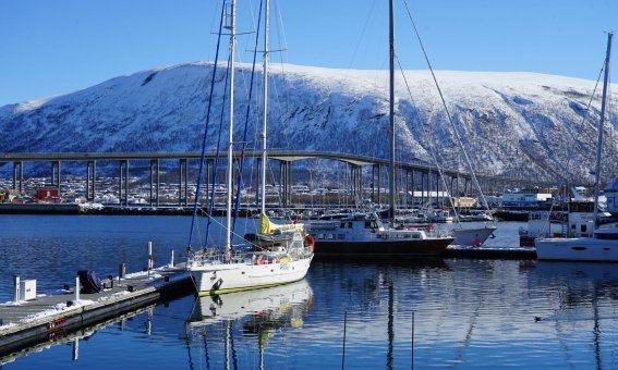 segelyachten im hafen, tromsø