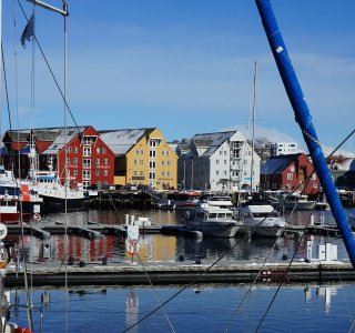 bunte häuserzeile im hafen von tromsø