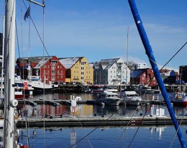 bunte häuserzeile im hafen von tromsø