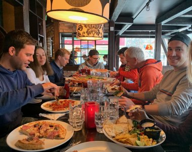 gruppe beim pizzaessen in tromsø