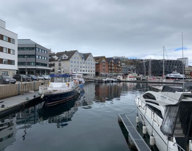 Hafenszene in tromsø, grauer himmel