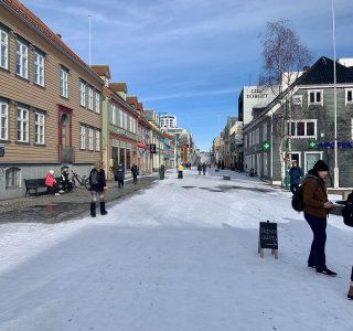 winterliche strassenszene, fußgängerzone, tromsø