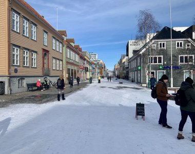 winterliche strassenszene, fußgängerzone, tromsø