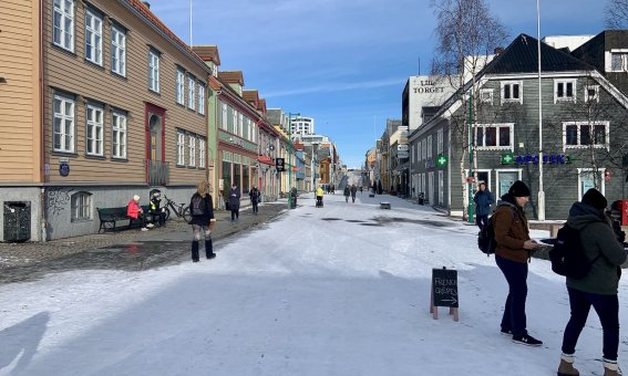 winterliche strassenszene, fußgängerzone, tromsø