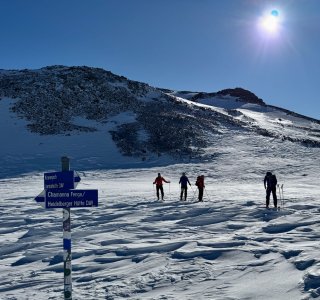 gruppe bei viel wind am kronenjoch