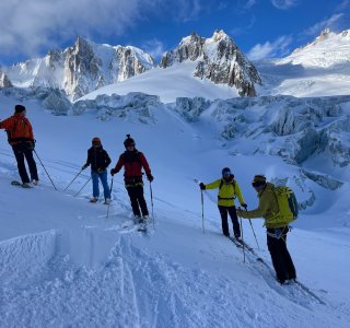 skitourengruppe bei der abfahrt, gletscher, aig. de midi