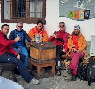 skitourengruppe vor hotel funivia, la palud