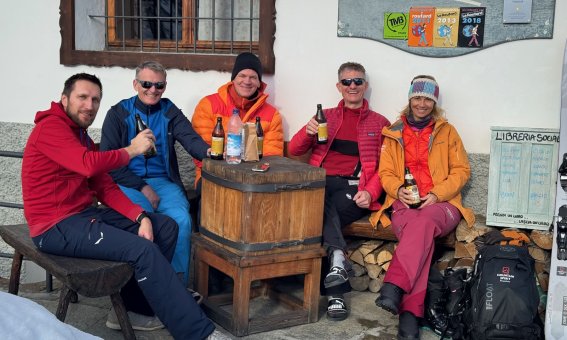 skitourengruppe vor hotel funivia, la palud