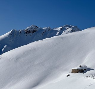 eingeschneite berghuette, skitour valle d'aosta