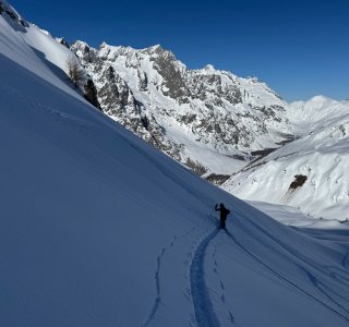 aufstieg mit tourenski im steilhang, gleitschneelawine, val ferret