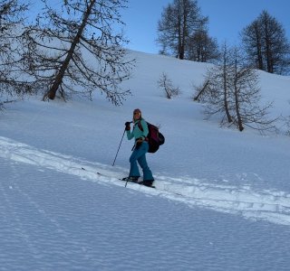 lechen, skitourengeherin im aufstieg