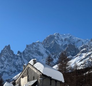 peuterey grat, mt blanc, huette mit schnee dach