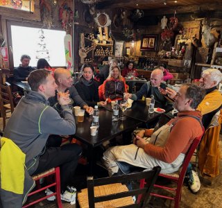 gruppe in skihütte, la thile, freeride courmayeur