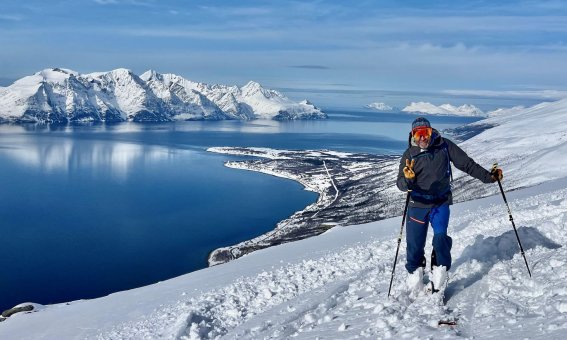 Blick von unserem Hausberg am Lyngenfjord auf die Halbinsel Spåkenes