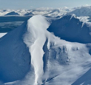 spitzbergen, skitourengruppe in steilflanke