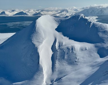 spitzbergen, skitourengruppe in steilflanke
