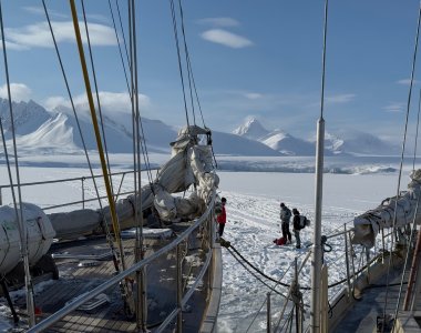 ski & Sail Spitzbergen, anlandung am festeis