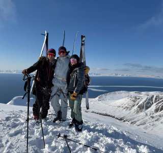 skitour adventdalen, longyearbyen, 3 skitourengeher am gipfel