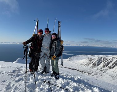 skitour adventdalen, longyearbyen, 3 skitourengeher am gipfel