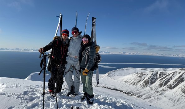 skitour adventdalen, longyearbyen, 3 skitourengeher am gipfel