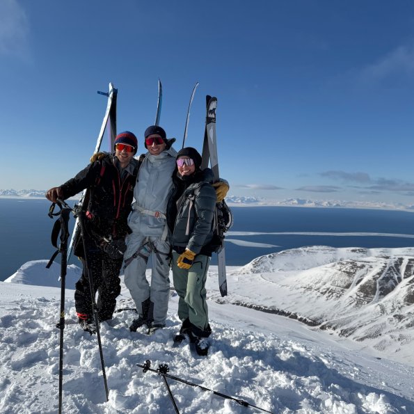 skitour adventdalen, longyearbyen, 3 skitourengeher am gipfel