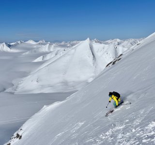 Skitouren spitzbergen, abfahrt, skifahrerin