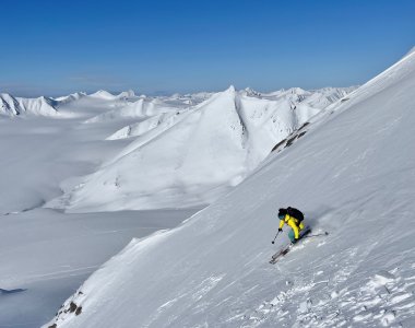 Skitouren spitzbergen, abfahrt, skifahrerin