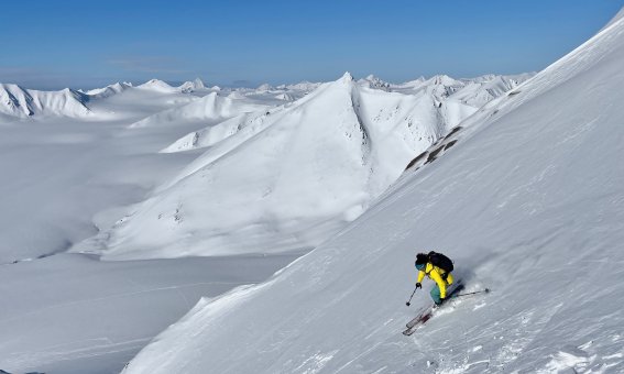 Skitouren spitzbergen, abfahrt, skifahrerin