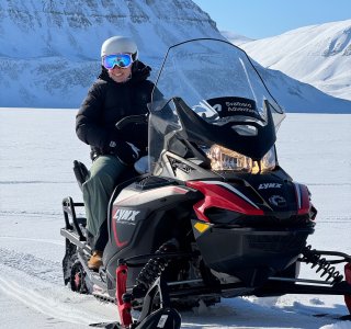 Spitzbergen, snowmobil tour, liene