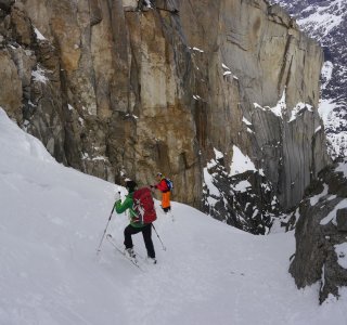 einstieg couloir, beisfjord, zwei skifahrer