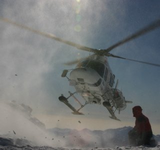 Gressoney Heliskiing, helikopter im anflug, aufgewirbelter schnee, 1 person