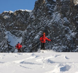 Gressoney freeride, 2 skifahre in der abfahrt, felswand im hintergrund