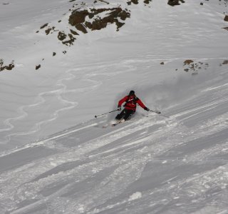 Gressoney / Alagna Freeride, skifahrer im tiefschnee, skispuren