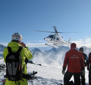 Freeride Gressony, heli im anflug, skifahrergruppe