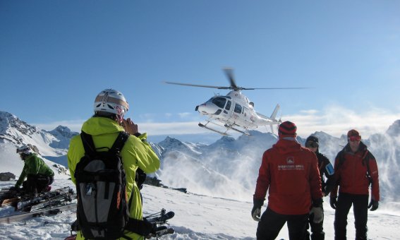 Freeride Gressony, heli im anflug, skifahrergruppe