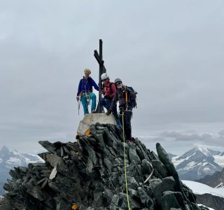 allalinhorn Gipfel, 3er gruppe bergsteiger, bei bewölktem Himmel